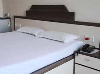 Hotel Madhuban Mahabaleshwar Bagian luar foto